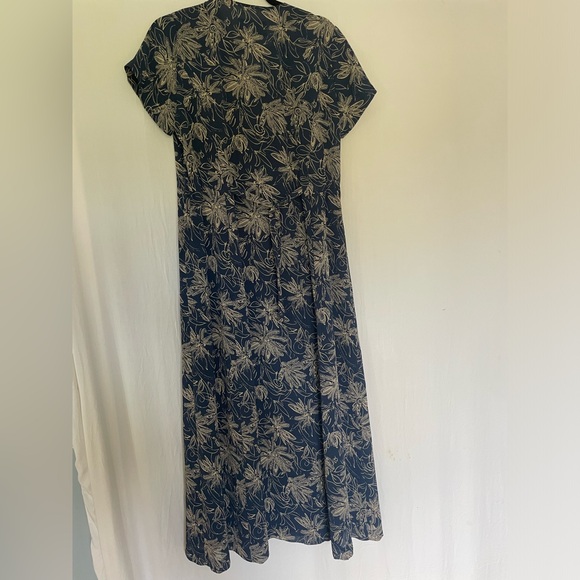 Button down dress OR a short sleeve jacket - Picture 3 of 5